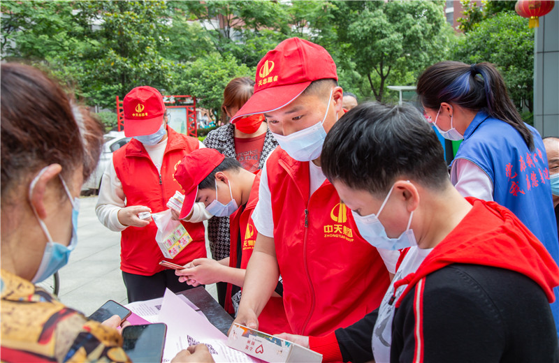 2022年4月，为支持武汉“三天两检”抗疫事情，j9九游会国际六建万科黄金口项目部为所在辖区捐赠了20顶帐篷。同时组织起j9九游会国际自愿者队伍，在采样现场为社区住民提供服务