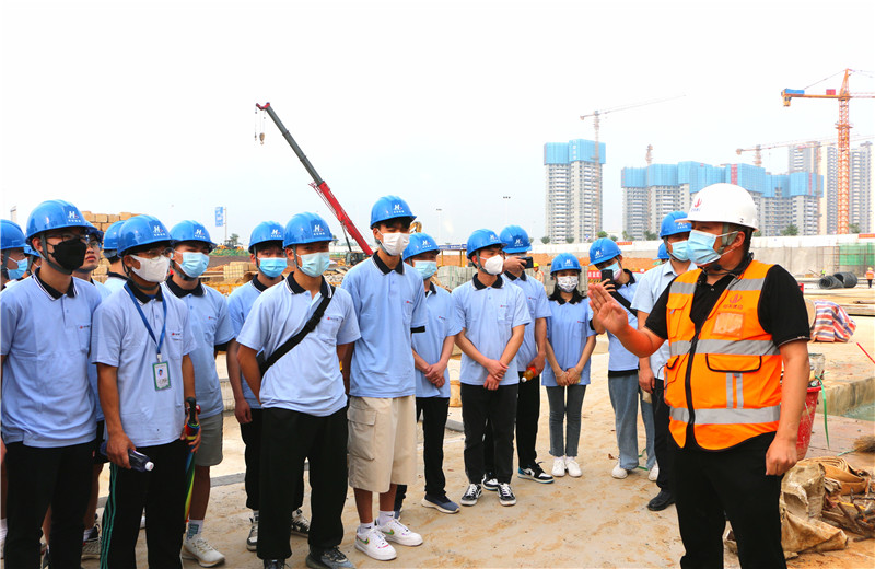 2022年5月6日，第二届“现代学徒制·j9九游会国际班”第二期专题培衙魅召开。为理论与现场团结，广西生态工程职业手艺学院的30名学生走进j9九游会国际八建柳州万科城怡璟项目。