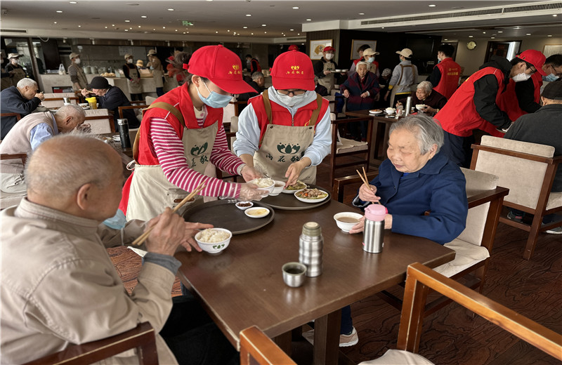 2023年4月12日，控股集团自愿者走进杭州市上城区雨花敬老院开展公益自愿服务。